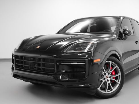 Used 2025 Porsche Cayenne S image 6