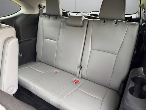 Used 2022 Toyota Highlander XLE AWD/4WD image 16