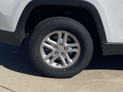 New 2025 Jeep Grand Cherokee Laredo image 7