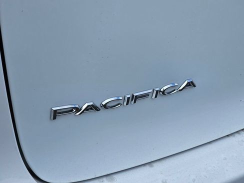 Used 2023 Chrysler Pacifica Touring-L FWD image 10