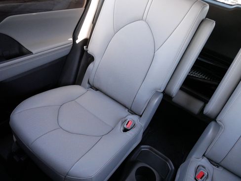 Certified 2025 Toyota Highlander Limited image 12