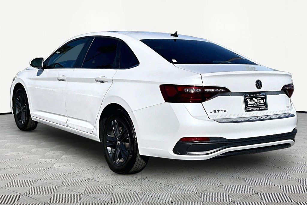Used 2024 Volkswagen Jetta SE w/ Panoramic Sunroof Package FWD image 6