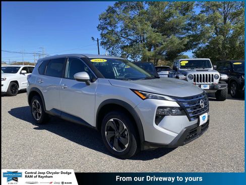 Used 2024 Nissan Rogue SV image 1