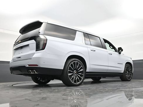 Used 2026 Chevrolet Suburban High Country AWD/4WD image 23