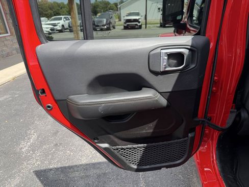 Used 2024 Jeep Wrangler Unlimited Sahara AWD/4WD image 16