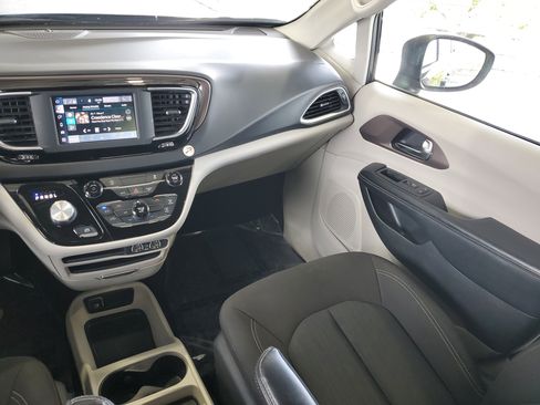 Certified 2022 Chrysler Voyager LX FWD image 12