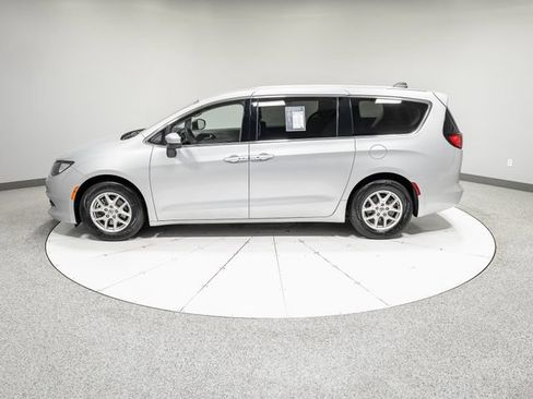 Used 2022 Chrysler Voyager LX FWD image 36