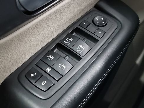 Used 2024 Chrysler Pacifica Touring-L image 22