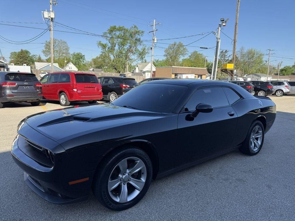 Used 2018 Dodge Challenger SXT RWD image 4