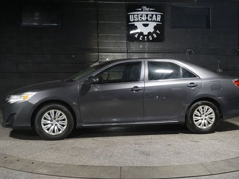 Used 2014 Toyota Camry LE image 2