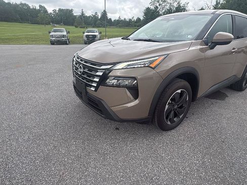 Used 2025 Nissan Rogue SV AWD/4WD image 8