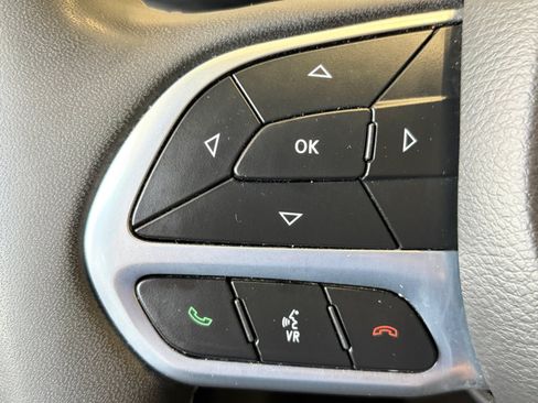 Used 2024 Chrysler Pacifica Limited FWD image 19