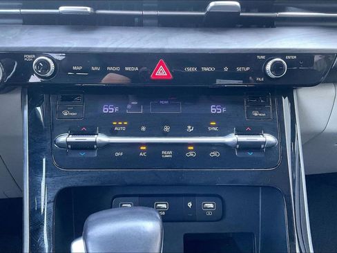 Used 2024 Kia Carnival EX FWD image 32