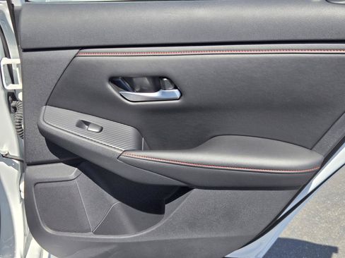 Used 2025 Nissan Sentra SR FWD image 32
