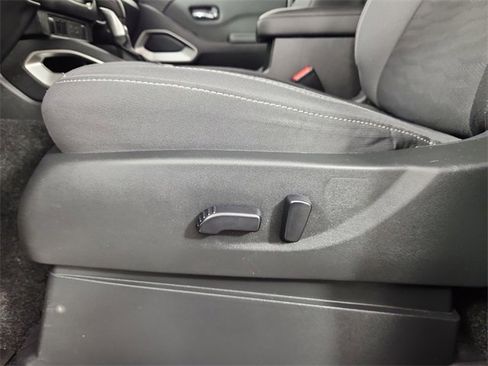 Used 2024 Nissan Frontier SV image 11