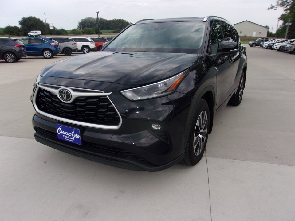 Used 2021 Toyota Highlander XLE AWD/4WD image 5