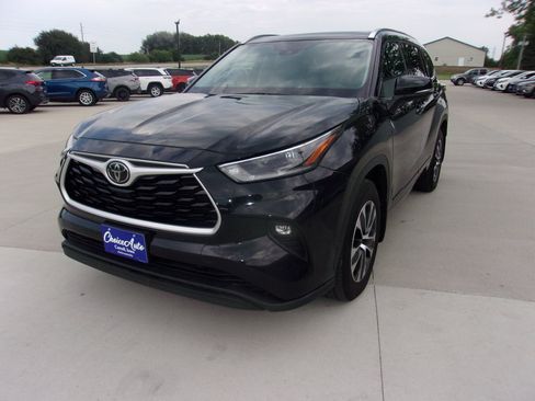 Used 2021 Toyota Highlander XLE AWD/4WD image 5