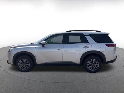 Used 2025 Nissan Pathfinder SV image 9