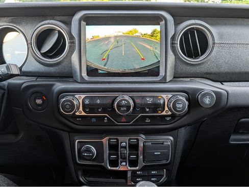 Used 2023 Jeep Wrangler Unlimited Sahara w/ Cold Weather Group AWD/4WD image 27