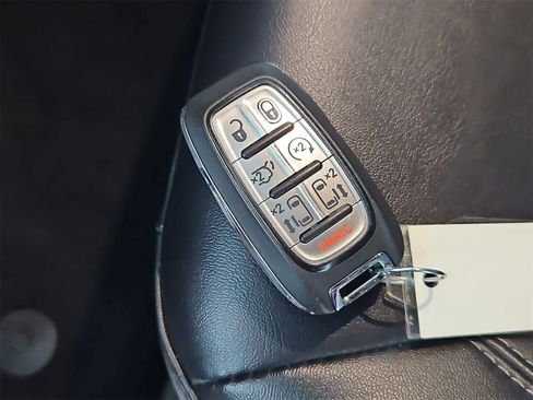 Used 2024 Chrysler Pacifica Touring-L image 35