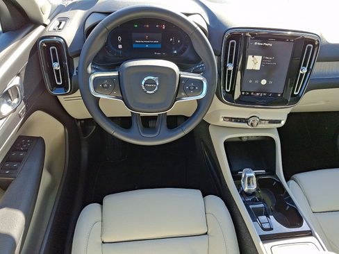 Used 2023 Volvo XC40 B5 Plus image 11