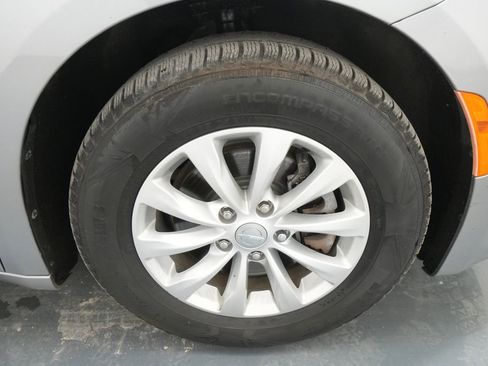 Used 2018 Chrysler Pacifica Touring-L Plus FWD image 11