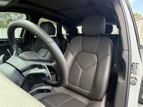 Certified 2023 Porsche Macan AWD/4WD image 5