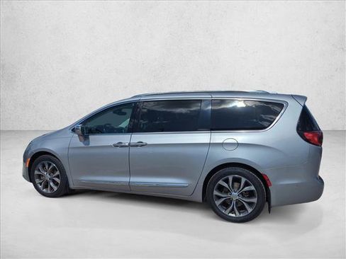 Used 2017 Chrysler Pacifica Limited w/ Advanced Safetytec Group FWD image 8