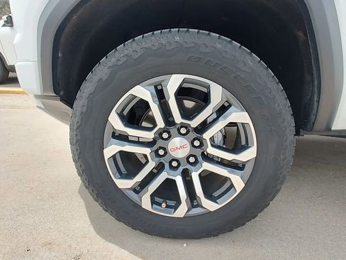 Used 2024 GMC Canyon AT4 w/ AT4 Premium Package AWD/4WD image 8