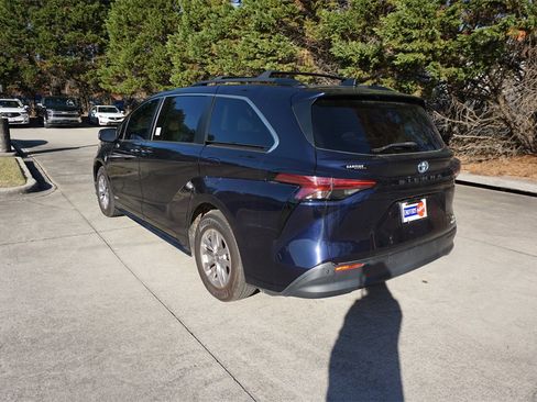 Used 2021 Toyota Sienna XLE image 22