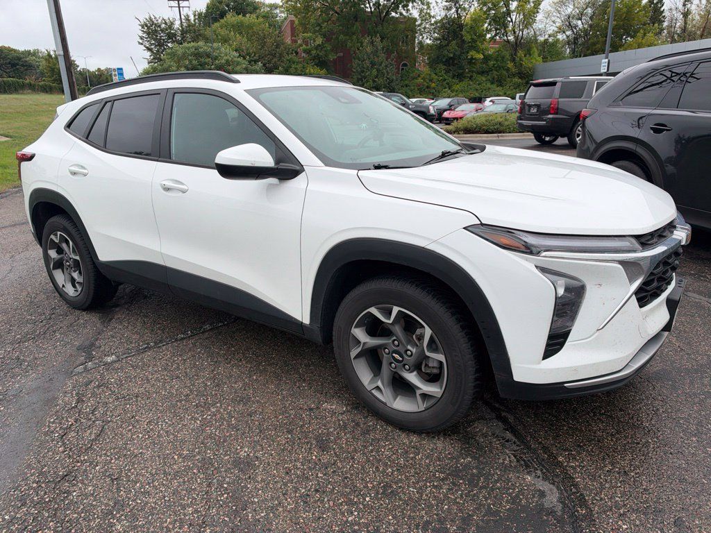 Used 2024 Chevrolet Trax LT w/ Driver Confidence Package FWD image 10