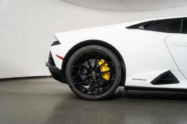 Used 2020 Lamborghini Huracan EVO RWD image 9
