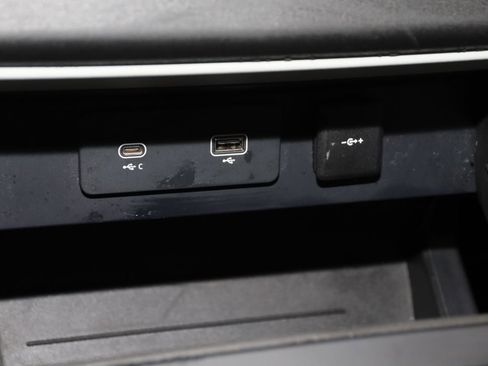 Used 2023 Land Rover Defender 110 SE image 33