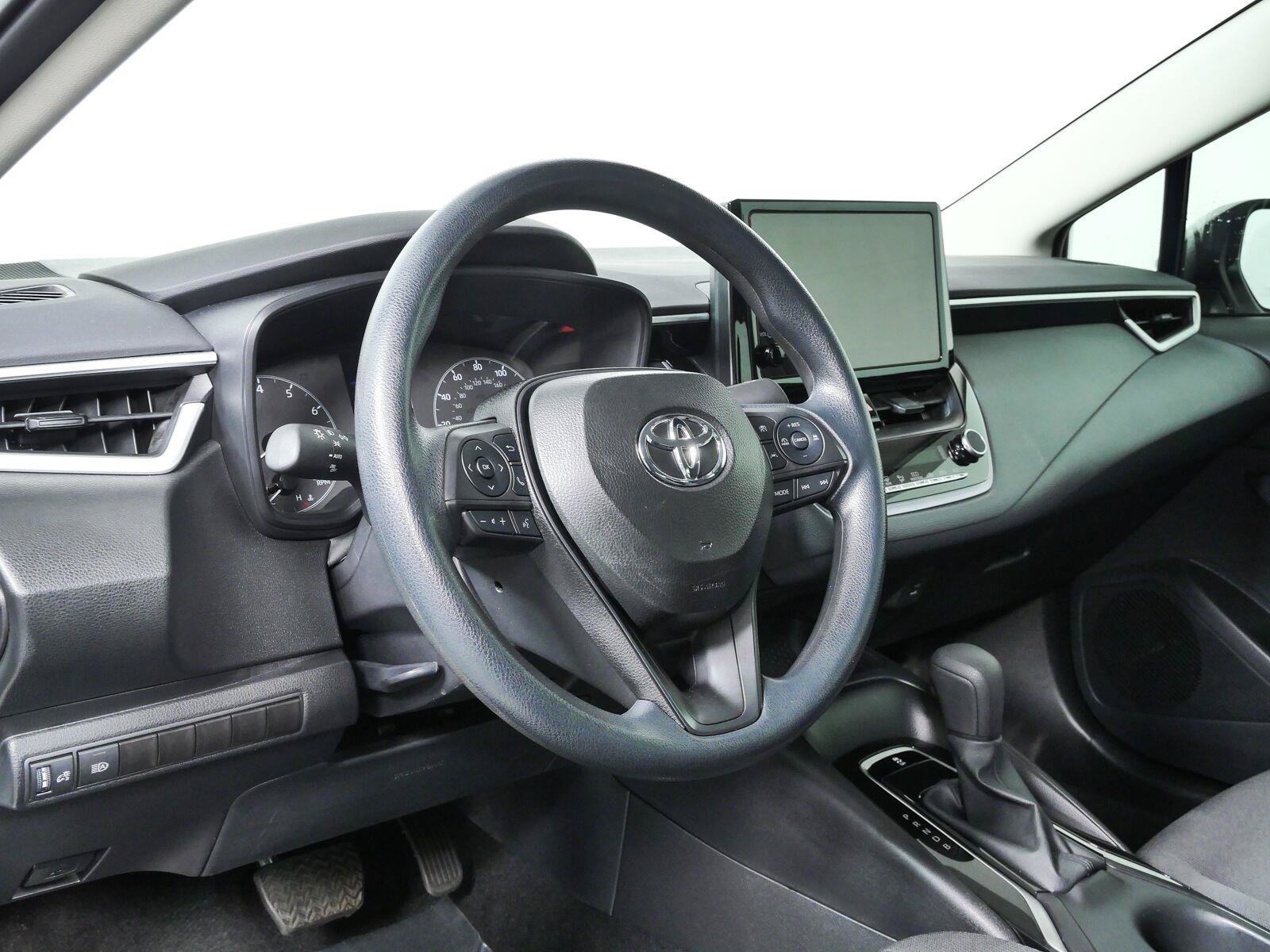 Used 2025 Toyota Corolla LE FWD image 4