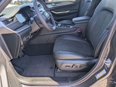 New 2025 Jeep Grand Cherokee Altitude image 15