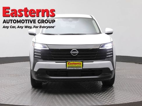 Used 2025 Nissan Kicks SV AWD/4WD image 2