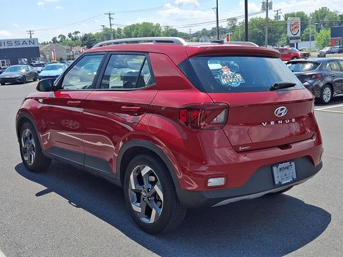 Used 2023 Hyundai Venue Limited FWD image 4