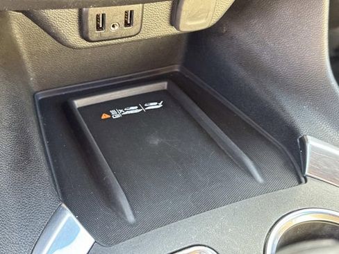 Used 2022 Chevrolet Traverse LT image 30