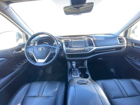 Used 2018 Toyota Highlander SE image 16