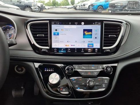 New 2027 Chrysler Pacifica Select FWD image 7