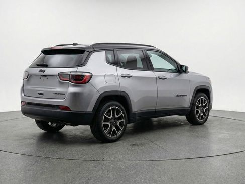 Used 2025 Jeep Compass Trailhawk image 9