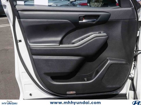 Used 2023 Toyota Highlander XLE FWD image 21