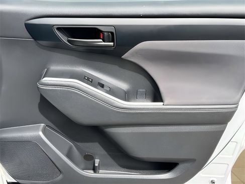 Used 2024 Toyota Highlander LE image 26