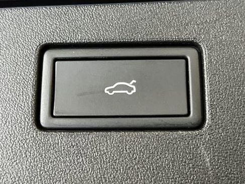 Used 2025 Volkswagen Tiguan SE FWD image 6