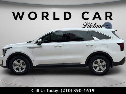Used 2025 Kia Sorento LX FWD image 4