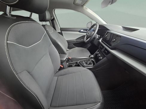Used 2023 Volkswagen Taos SE w/ Panoramic Sunroof Package FWD image 6