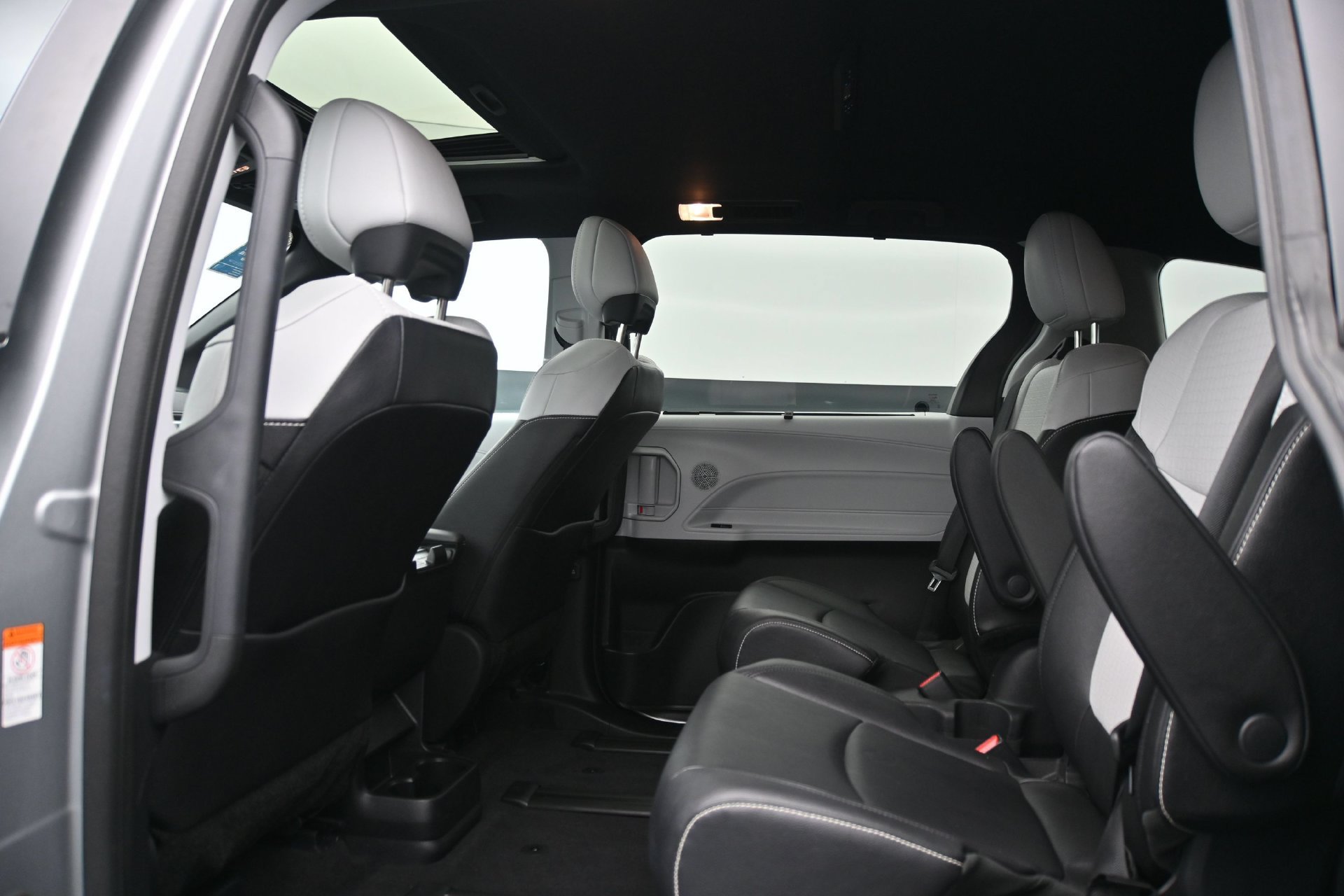 Used 2025 Toyota Sienna XSE AWD/4WD image 18