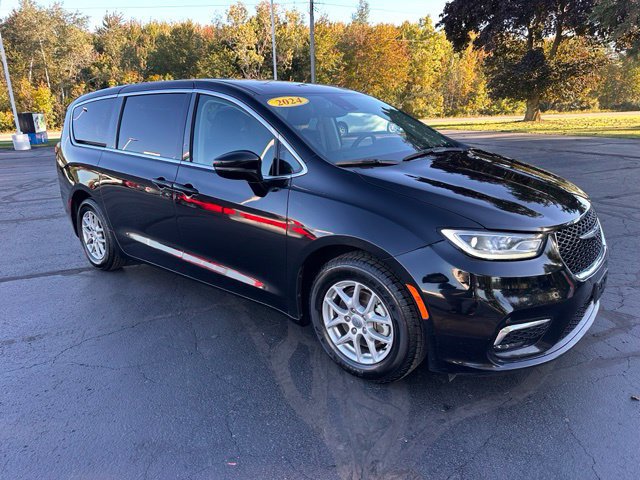 Used 2024 Chrysler Pacifica Touring-L FWD image 7