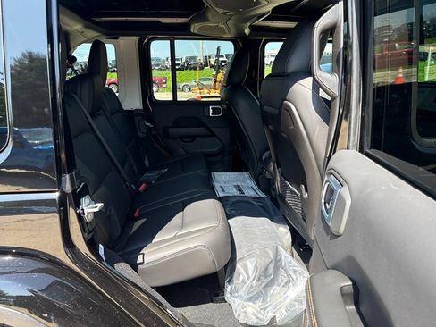 New 2026 Jeep Wrangler Unlimited Sahara AWD/4WD image 23