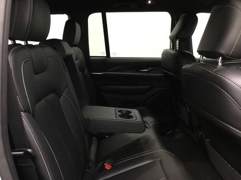 Used 2025 Jeep Grand Cherokee Limited AWD/4WD image 19